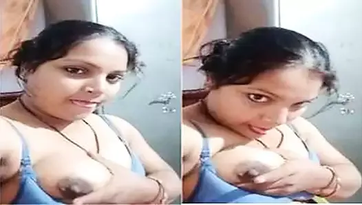 Napalona Desi Bhabhi wysysa swoje piersi