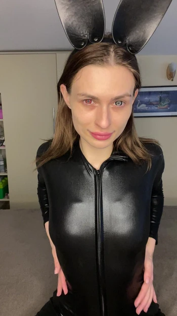 Lateks Domme ti naređuje - zečica fetiš poV