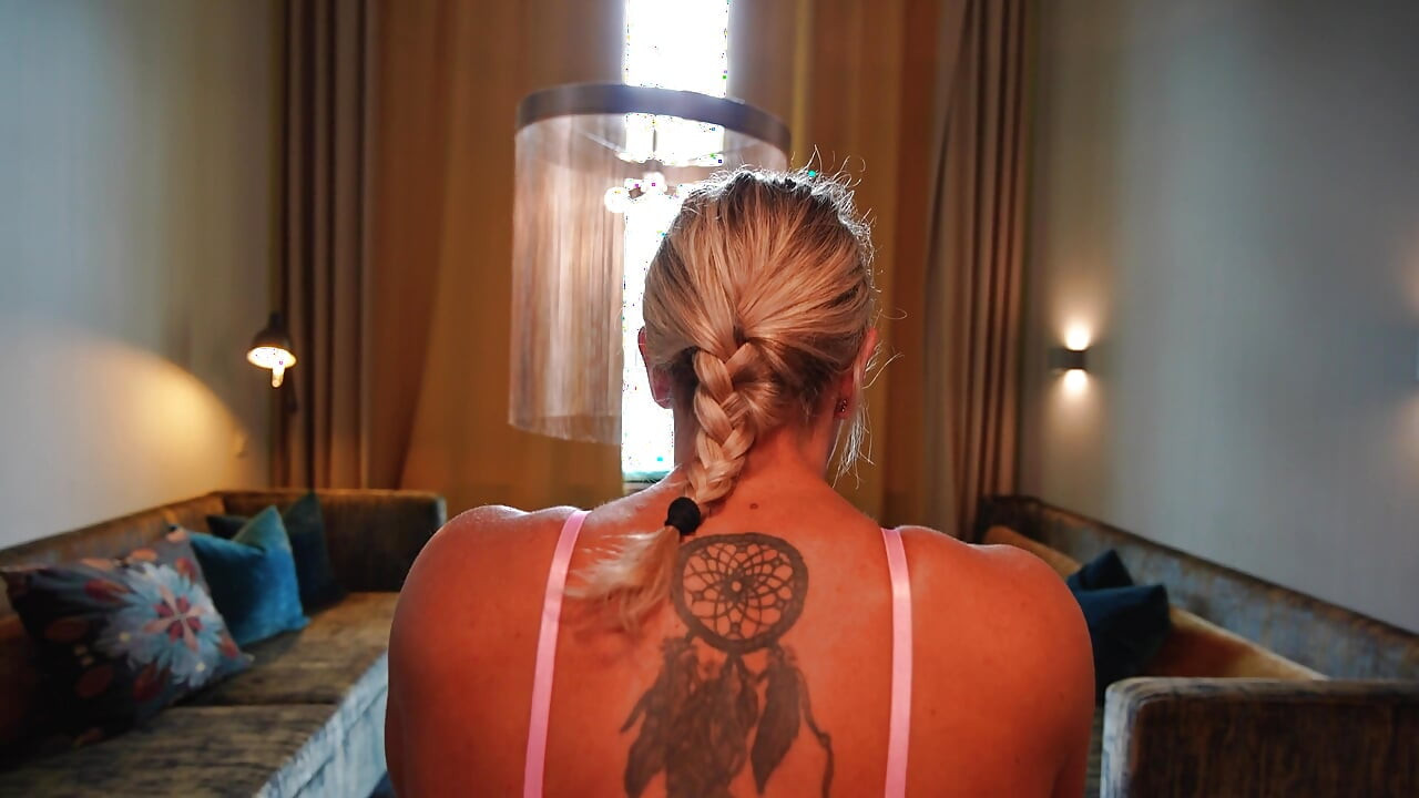 Pawg hotwife dobře šuká na barové stoličce