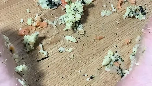 Он ест благодаря моим ногам...