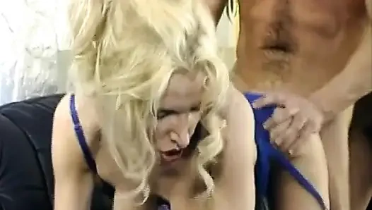 Wanita jerman dengan lingerie seksi dientot di seks threesome