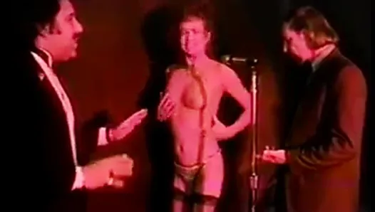Ron Jeremy y un amigo se follan a una morena sexy en el club