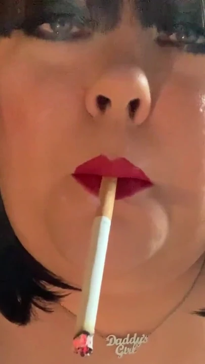 Zapanjujući trenutak od "Tina Snua sa velikim sisama puši cigarete sa izdahom nosa"