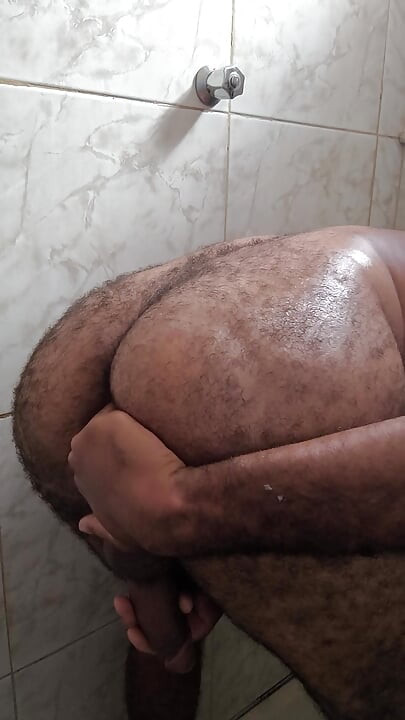 Solo muškarac masturbira, svršavanje od dilda i fistiranje gay analnog istraživanja