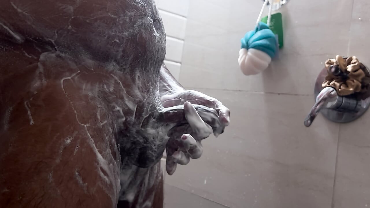 Indijac seče dlake na intimnom delu i masturbira pod tušem