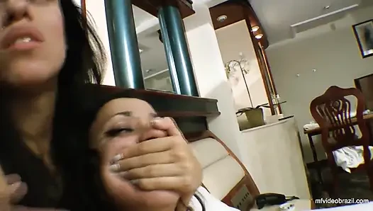 Cewek papan atas lesbian ngentot tangan