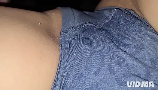 Мокрая киска и оргазм во время просмотра порно