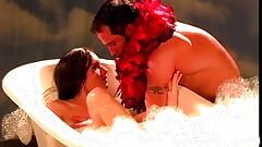 情熱的な夫婦は、浴槽で官能的な蒸し暑いセックスをします
