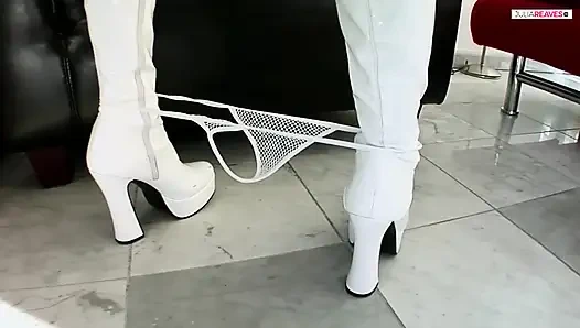 Tatlı hatun sert sikişten sonra büyük bir yarağı emiyor