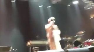 Chas zertrümmert nackt auf der Bühne vor Wahnsinn
