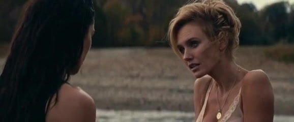 Nicky Whelan en topless