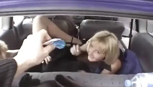 Fransız lezbiyen kızlar arabada eğleniyor