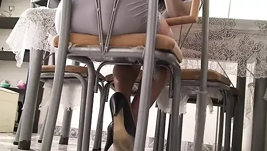 Brünette brünette MILF latina lutscht gerne schwanz, während ihr fieser amateur-typ sie filmt
