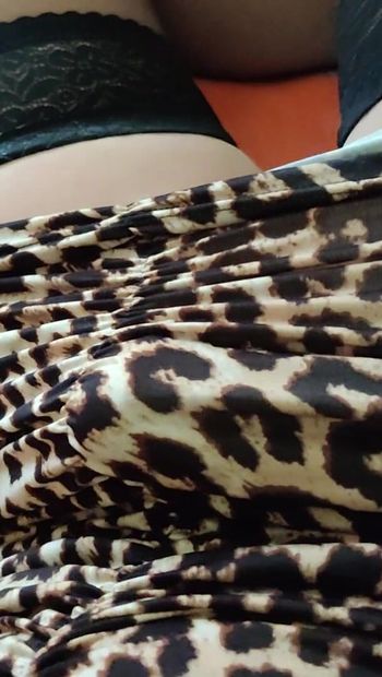 I miei tacchi alti, le mie gambe sexy in nylon ed un fantastico vestito leopardato