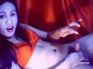 Agradável travesti asiática masturba seu pau e goza na webcam.