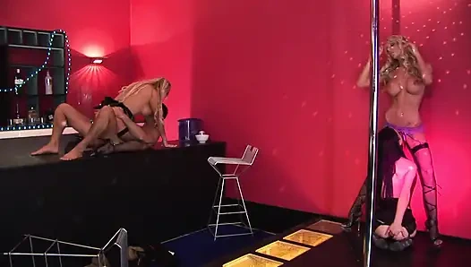 Edepsiz bir gece kulübü, sihrin gerçekleştiği bir yerdir!