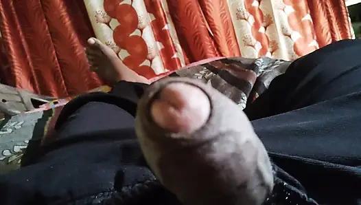 Pekerjaan tangan memainkan kontol besar dengan keras