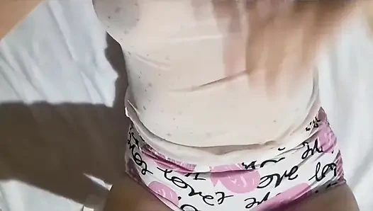 Kamu suka nggak sama caraku masturbasi dan muasin diriku sendiri?