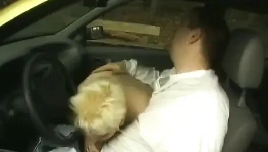 Пухлой немецкой милфе трахнули пальцами киску и вылизали в машине