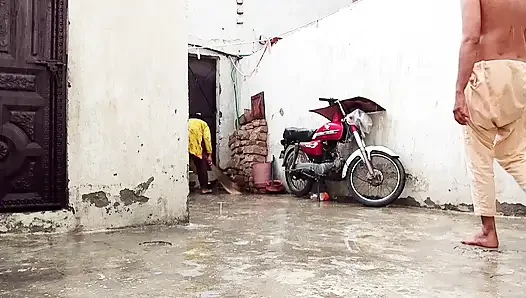 Barsaat ke mausam mein chute lagwane ka Apne maja hai barsat ke mausam mein gand Marne ka apna Maja