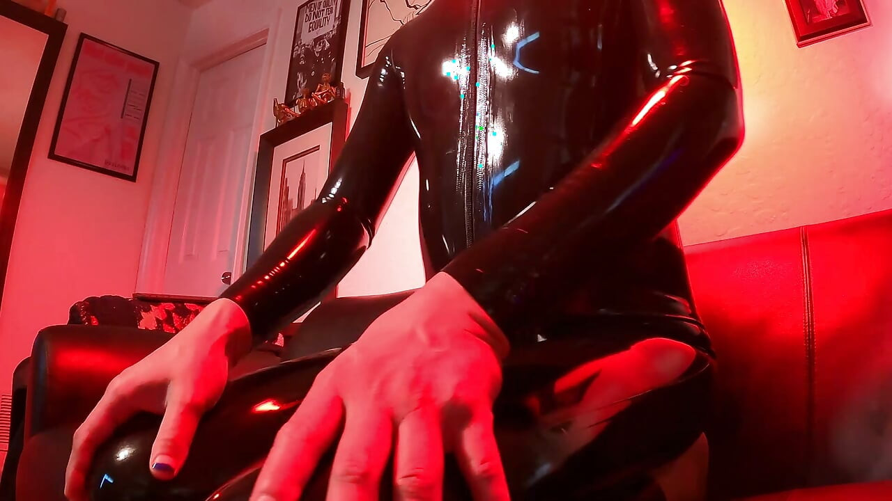 Spelen in mijn latex catsuit