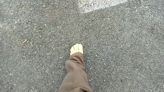 Kocalos - босая ступня на траве