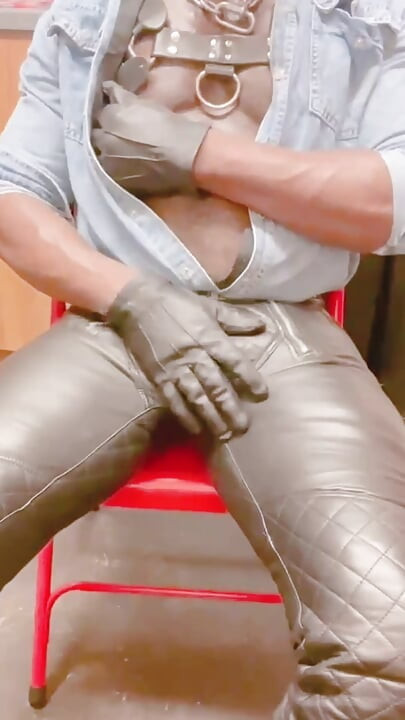 レザーマッスルの継父ソロの胸つき