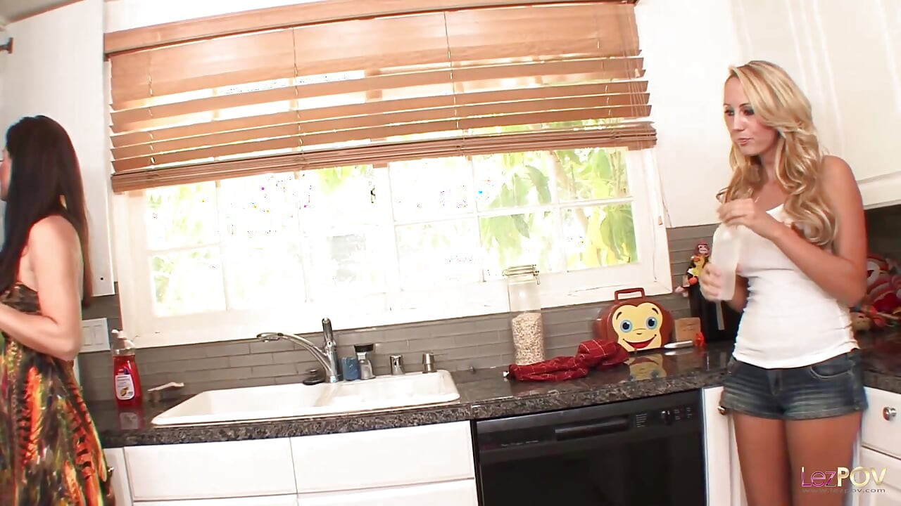 為了拿到車鑰匙，金髮女必須取悅黑髮熟女女同性戀