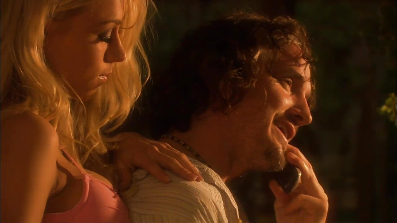 Secretos calientes en casa en una noche oscura ...