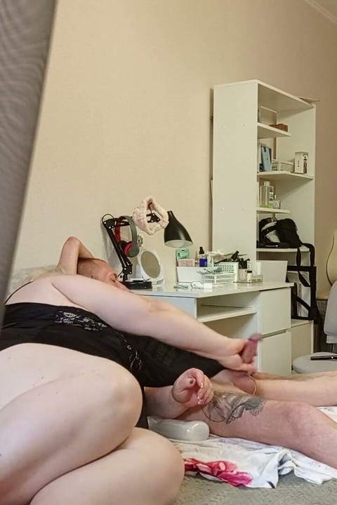 My Girlfriend Pleasures Me by Jerking off My Dick Before Cumming