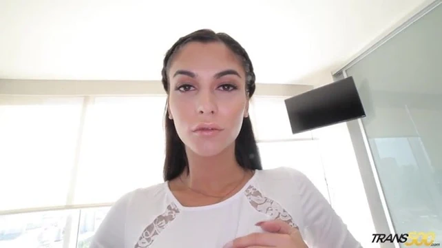 Posh tranny with perfect body