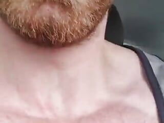 Il bodybuilder muscolare del ragazzo di forma fisica si masturba alla guida di una macchina