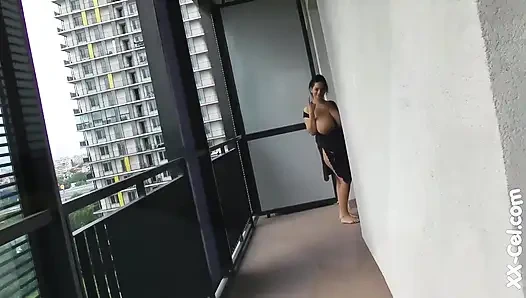 Yığılmış Avrupalı Amanda Torres amatör videoda meme ucunu yalamanın ve emmenin tadını çıkarıyor