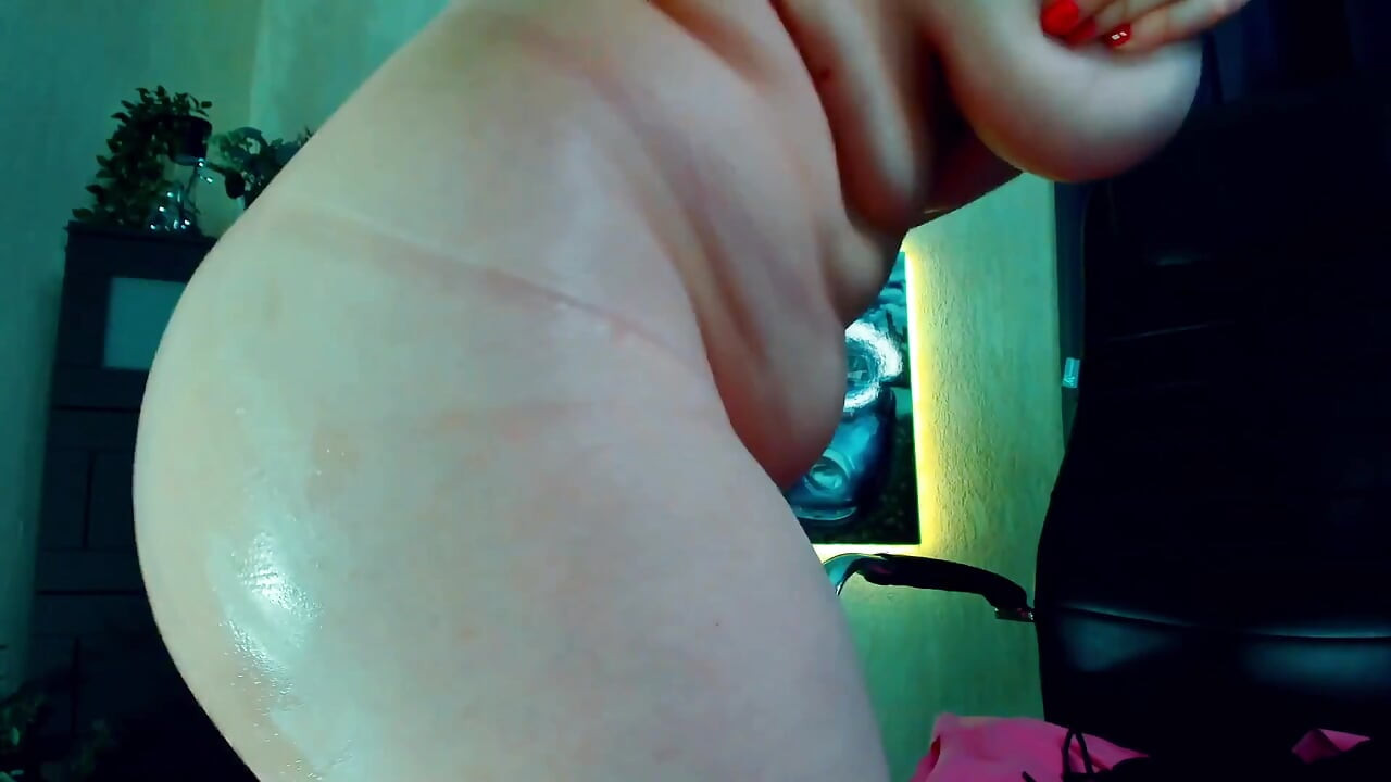 انظر إلى مؤخرتي اللامعة المدهونة بالزيت