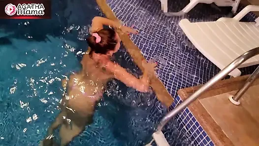 Agatha si cewek hot agatha lagi asik nyepong kontol sebelum ngentot habis-habisan di kolam renang
