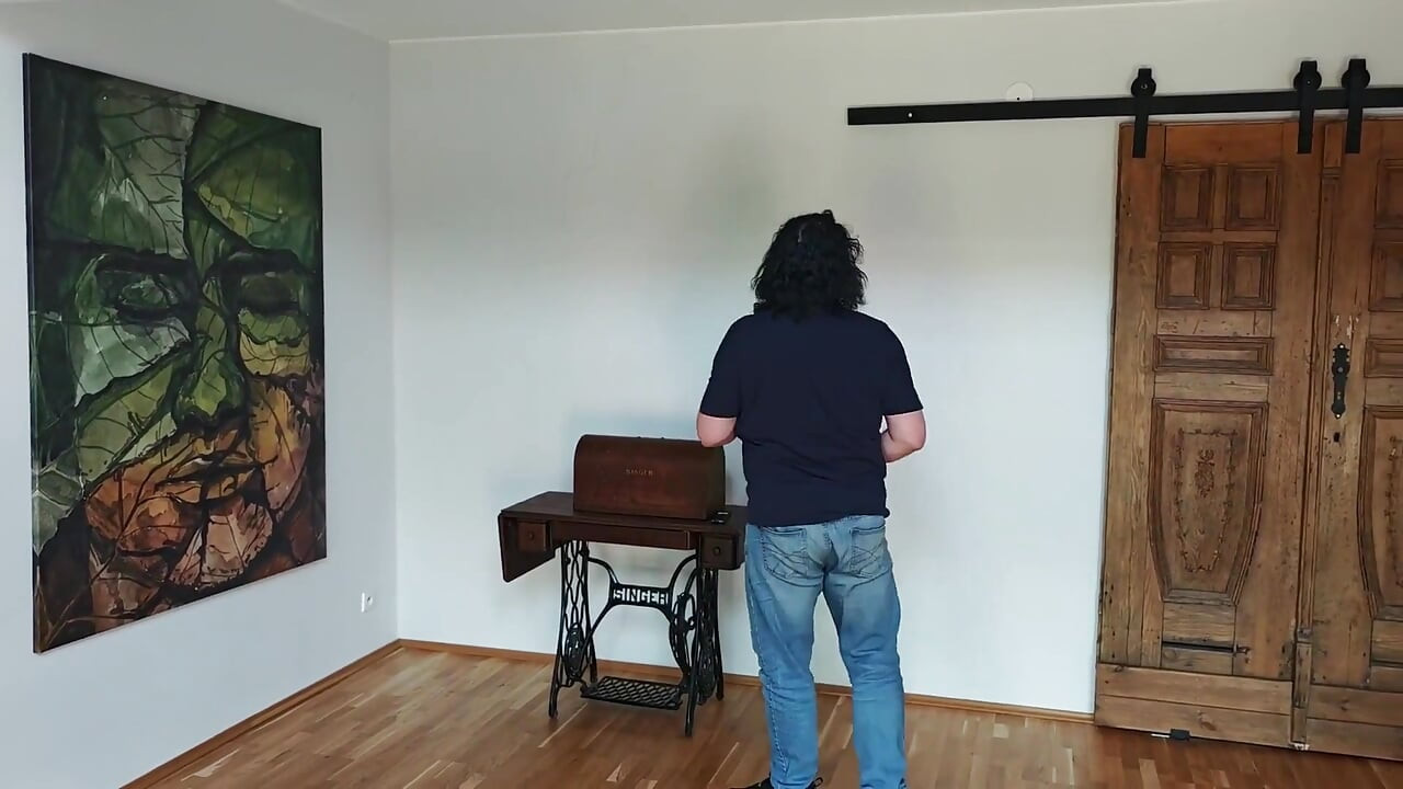 Um agente imobiliário testemunha um casal fazendo sexo apaixonado e assiste tudo do armário.