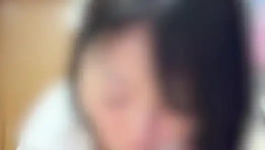 Alyans kapalı, arkasından derin yoğun seks. Kocasına ihanet ediyor, sert orgazm oluyor! 1.