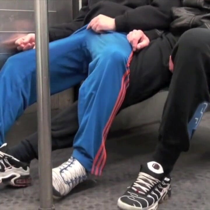 Expunere pe furișari în metrou!! Riscant