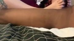 Interracial rubia MILF trabajando con el pie y masturbación con la mano
