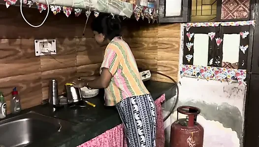 Üvey annem benimle sikişiyor tüm o yerde çalışıyor