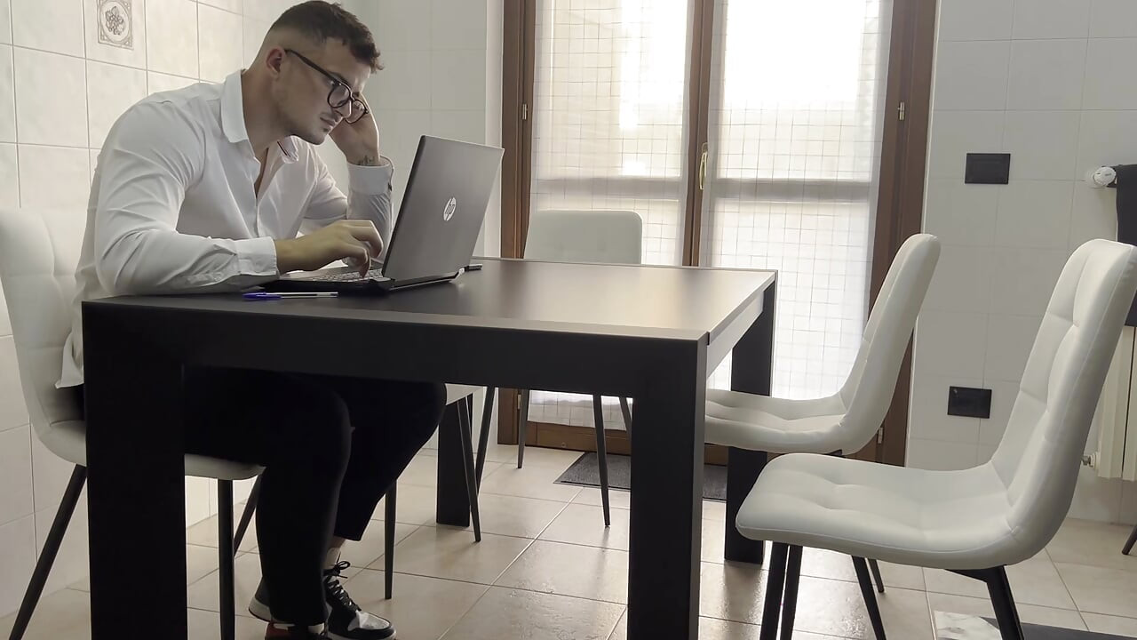 秘书在工作时手淫, 但被老板看到