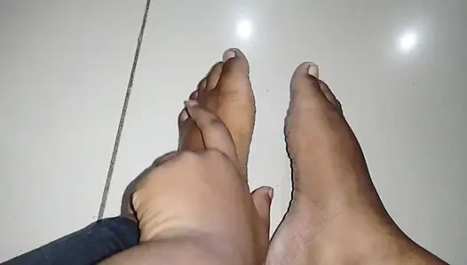 Симпатичная красотка 18+ представляет свои красивые чистые ступни для вашего удовольствия в обмен на все ваши финансовые активы.