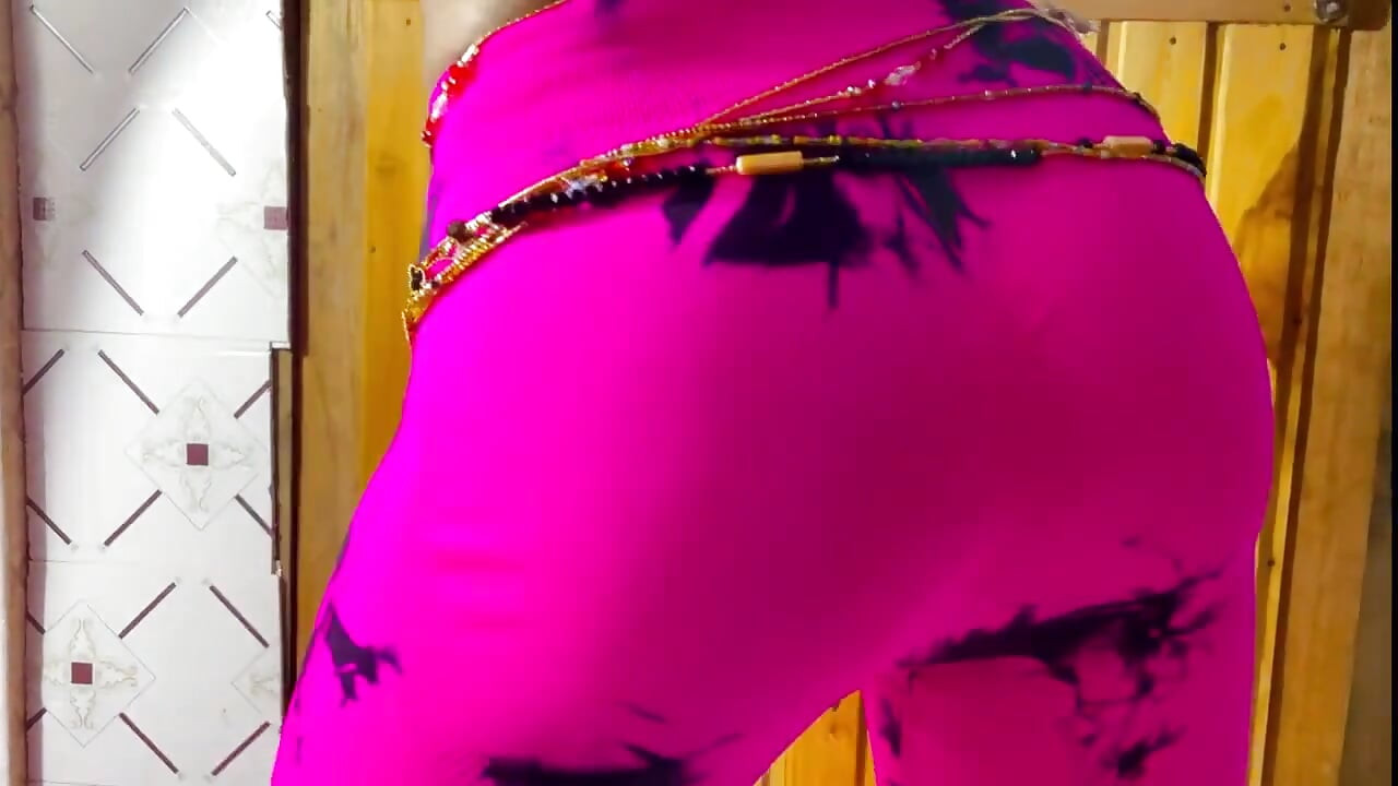 Esticando minha pequena buceta com seu pau grande