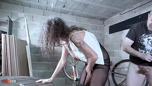 Foda anal na garagem com Mavi Burburita, uma milf espanhola esguichando