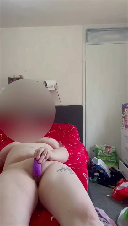 Tante seksi lagi asik mainin memeknya sendirian