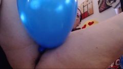 Siedem tryskających orgazmem na siedmiu napompowanych balonach