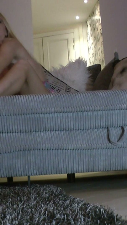 여름 원피스 입은 상의 탈의한 지루한 아내, 자연스러운 몸매의 금발 거유 여자가 집에서 유혹한다 | 클립 2