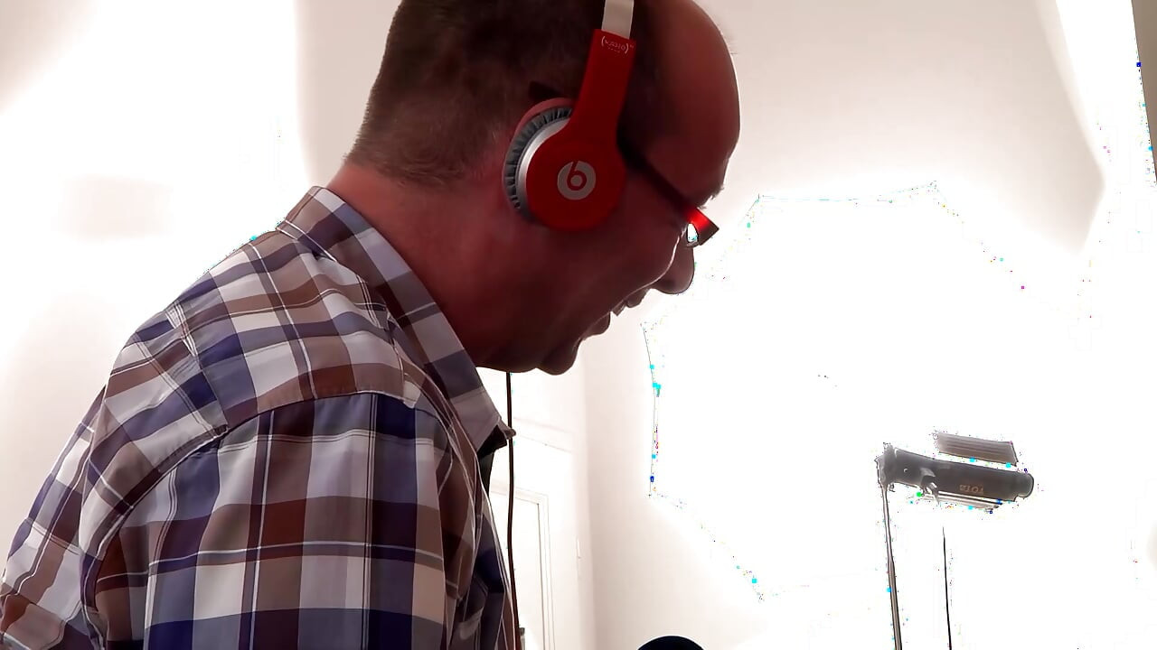 Geile Brünette Lässt Sich Von Zwei Männern Verwöhnen. Geiler Outdoor Dreier!