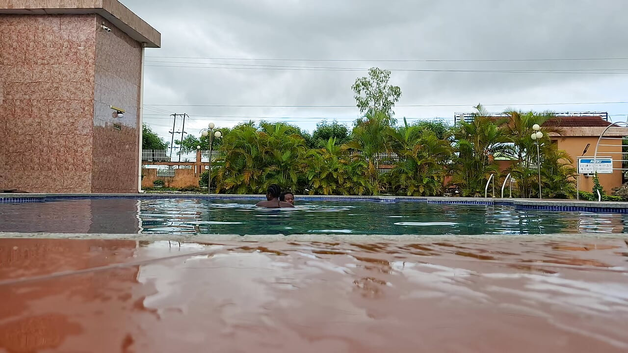 Esperma flotando en la piscina, sexo duro en el agua, doble orgasmo