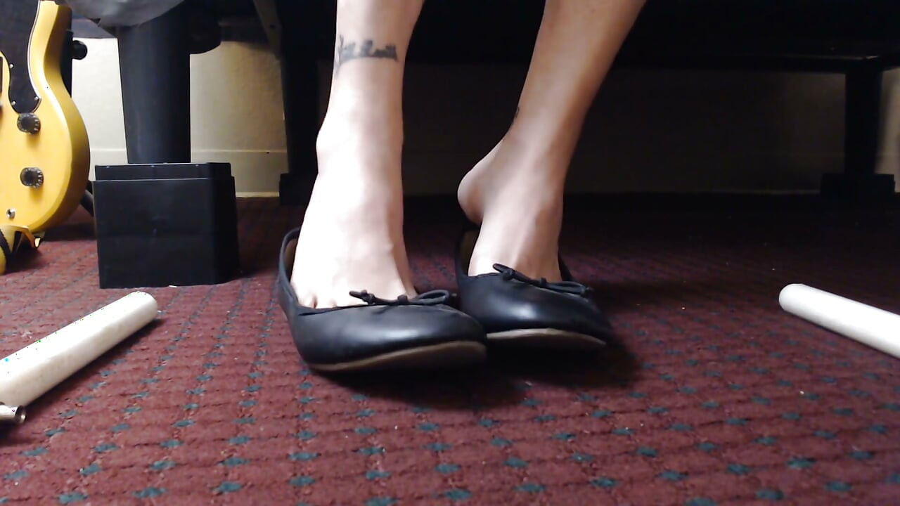 Super lindas bailarinas negras y meneando el dedo deldo del piso